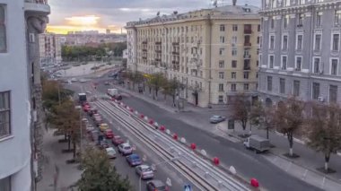 Tramvay rayları kurulum aşamasında ve gün batımında yol üzerindeki beton plakalara entegre oluyor. Tramvay raylarının yeniden inşası
