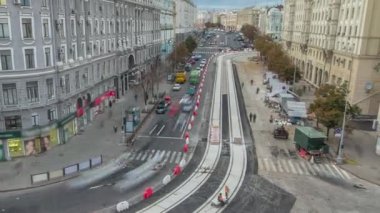 Bulvar ve tramvay raylarının yeniden inşa edildiği bir inşaat alanı. Sokak trafiği ve yeni asfalt yol kaldırımı, yukarıdan işçiler ve makineler