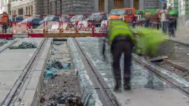 İşçiler tramvaylar için modern demiryolu raylarının inşaatından sonra tren hattının temizliğini yapıyorlar. Tramvay raylarının yeniden inşası