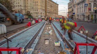 Tramvay rayları kendi yükleme ve beton yol timelapse tabaklarda entegrasyon aşamasında. Titreşim ve noice azaltılması için sıvı reçine ile doldurma. Yeniden yapılanma süreci