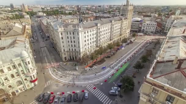 Constitution Square Med Historiske Bygninger Antenne Timelapse Kharkiv Ukraine Sporvogn – Stock-video