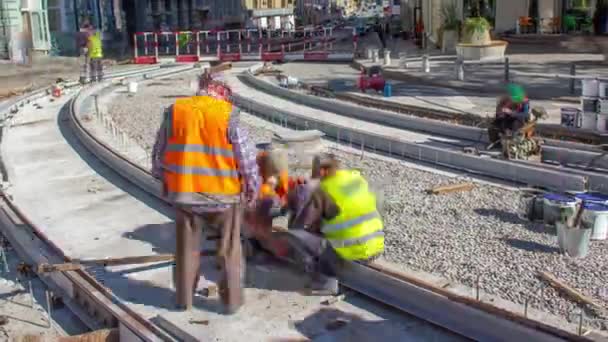 Reparation Fungerar Gatan Timelapse Läggning Nya Spårvagnsspår Stadsgata Arbetarna Drar — Stockvideo