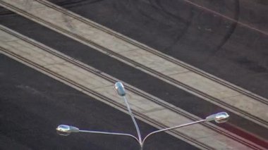 Şehir caddesinde yeni yeniden inşa edilmiş tramvay rayları olan bir kavşak. Yeni asfalt yolu yapım aşamasında olan hava manzaralı..