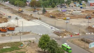 Birkaç endüstriyel makineli zaman ayarlı geniş yol şantiyesinin havadan görüntüsü. Toprak taşıma ekipmanları. Asfaltlamaya hazırlama