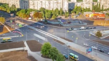 Havadan panoramik manzara ve yeni asfalt yol yapım aşamasında. Yeni inşa edilmiş tramvay rayları olan bir şehir caddesinde kavşak.