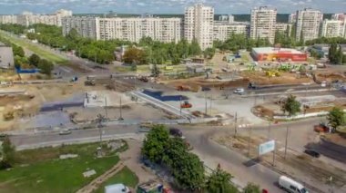 Birkaç endüstriyel makineli zaman ayarlı geniş yol şantiyesinin havadan görüntüsü. Tramvay raylarının yeniden inşası.