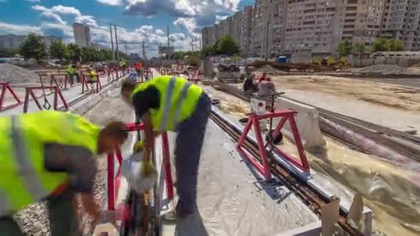 Treno Rotaie Nella Fase Della Loro Installazione Integrazione Piastre Cemento — Video Stock