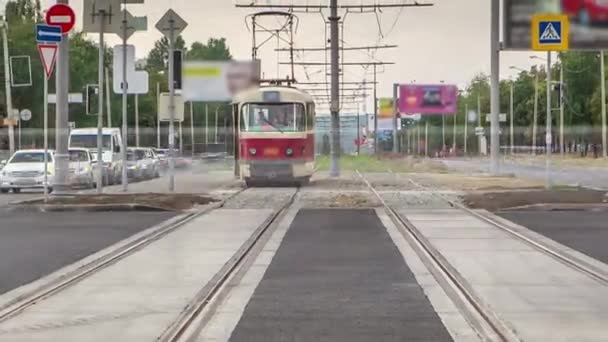 观摩一条新的柏油公路最近建成的工地 新改建的有轨电车轨道和有轨电车在城市街道上行驶的交叉口 — 图库视频影像
