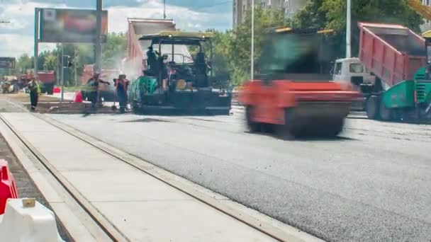 アスファルト舗装 ローラー 道路上のトラックは タイムラプスをアスファルト中にサイトを修復します トラムのビューは 復興を追跡します 道路建設機器 道路の修理の建設労働者 — ストック動画