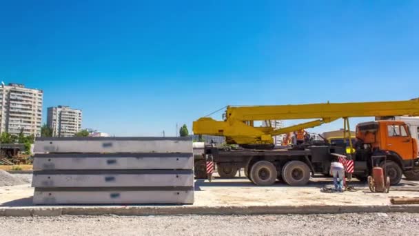 Rozładunek Płyt Betonowych Przez Żółty Żuraw Budowie Drogi Timelapse Pracownicy — Wideo stockowe