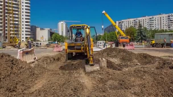 Przemysłowe Wykopy Koparki Usuwanie Części Starego Timelapse Drogowego Placu Budowy — Wideo stockowe