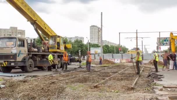 Знесення Старих Трамвайних Колій Краном Будівельному Майданчику Промислові Робітники Твердими — стокове відео