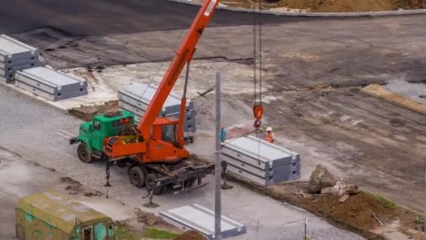 Montering Betongplattor Med Kran Vid Vägbygget Timelapse Industriarbetare Med Hatt — Stockvideo