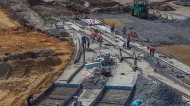 Hava takviyesi ile onarım işe yarıyordu. Şehir caddesinde yeni tramvay rayları döşemek. Tramvaylar için yeni modern tren rayları monte edildi. Tramvay raylarının yeniden inşası