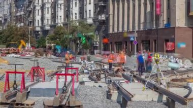 Tramvay rayları kendi yükleme ve beton yol timelapse tabaklarda entegrasyon aşamasında. Tramvay yeniden inşası süreci izler.