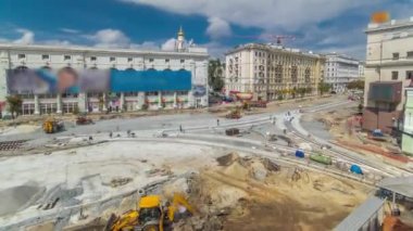 Buldozerleri ve kamyonları bir yol zaman tünelinin şantiyesinde çalıştırın. Alt tabakada ezilmiş taş. Destek faaliyetleri ve endüstriyel makineler. Tramvay raylarının yeniden inşası. Yukarıdan gelen hava görüntüsü