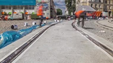 Tramvay rayları montajlarının son aşamasında ve yol panoramik zaman çizelgesinde beton plakalara entegre oluyor. Titreşimi ve sesi azaltmak için sıvı reçineyle doldurulmuş. İşlem...
