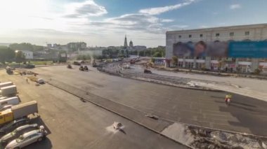 Yeni yol inşaatında çalışan yol silindirlerinin geniş bir manzarası var. Tramvay raylarının havadan görünüşü. Yol yapım ekipmanları. Yol onarımı yapan inşaat işçileri.
