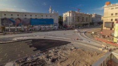 Yol inşaatı ve tamirat süresince işlemin durdurulması zaman aşımı. Destek faaliyetleri ve endüstriyel makineler. Tramvay raylarının yeniden inşası. Yukarıdan hava üstü görünümü