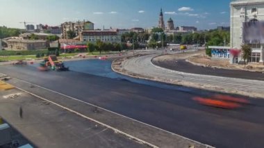 Yol yapımı sırasında asfalt kaldırım makineleri ve bahşiş verenler ve tamirat işleri yukarıdan yapılıyor. Yeni yol üzerinde çalışan yol silindirlerinin geniş görünümü