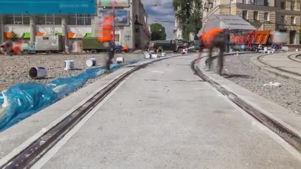 Tramvay Rayları Montajlarının Son Aşamasında Yol Panoramik Zaman Çizelgesinde Beton — Stok video