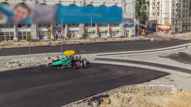 Trabajadores Que Operan Máquinas Pavimentadoras Asfalto Volquetes Durante Construcción Carreteras — Vídeos de Stock