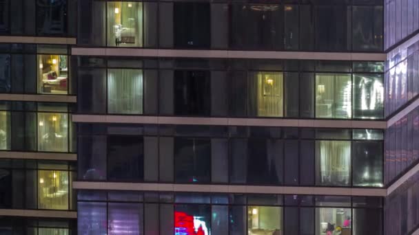 Okna Mieszkalne Żaluzjami Przeszklonego Wieżowca Blask Nocy Oświetleniem Miasta Odbicie — Wideo stockowe