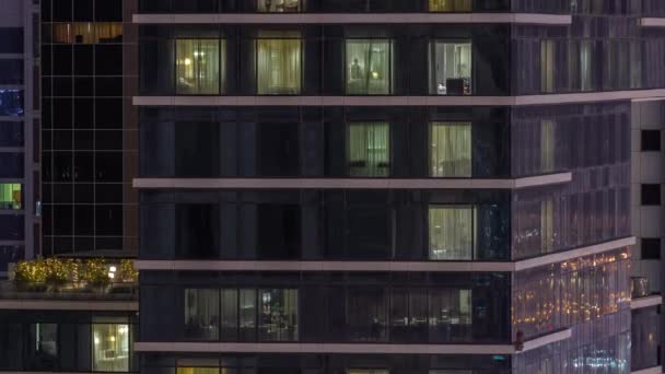 Okna Mieszkalne Pokryte Zasłonami Przeszklonego Wieżowca Blask Nocy Oświetleniem Miasta — Wideo stockowe