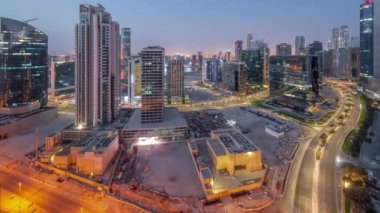 Business Bay Dubai gökdelenleri su kanalları ile aydınlattı. Günbegün geçiş panoramik zaman dilimi. Karmaşık kullanım geliştirme ile konut ve ofis kuleleri aynı ayak izini paylaşıyor