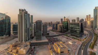 Dubai İş Körfezi gökdelenleri. Sabah güneş doğarken su kanalı havadan zaman ayarlı. Karmaşık kullanım geliştirme ile konut ve ofis kuleleri aynı ayak izini paylaşıyor