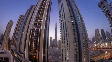 Dubai şehir merkezindeki en uzun gökdelenlerin panoraması alışveriş merkezinin hava gününden gece geçiş zamanına yakın caddede yer alıyor. Gün batımından sonra çatısı olan yürüyüş alanı.