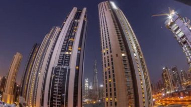 Dubai şehir merkezindeki en uzun gökdelenlerin panoraması gece gündüz alışveriş merkezinin hava durumu yakınlarındaki bulvarda yer alıyor. Gün doğmadan önce çatı bahçeleri olan yürüyüş alanı