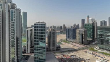 Panorama, Bay Bulvarı 'nı Business Bay havacılık, Dubai, BAE' de modern kuleleri olan yerleşim yerlerini gösteriyor. Büyük otoparkı ve şantiyesi olan gökdelenler.