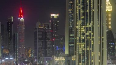 Sheikh Zayed Yolu ve DIFC bölgesi hava zaman çizelgesinin etrafındaki yüksek binalarda, tüm gece boyunca Dubai, BAE 'de ışıklar kapalı. Camlı Uluslararası Finans Merkezi gökdelenleri
