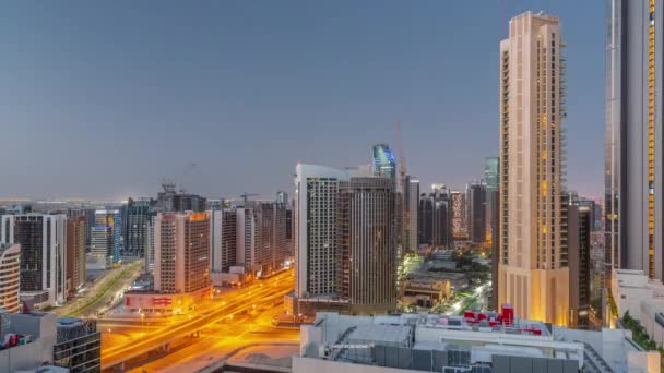 ドバイのビジネスベイの高層ビルでは 昼夜の移行時間が経過しています 日の出前のクレーンと新しい塔の道路の交差点と建設現場 アラブ首長国連邦 — ストック動画