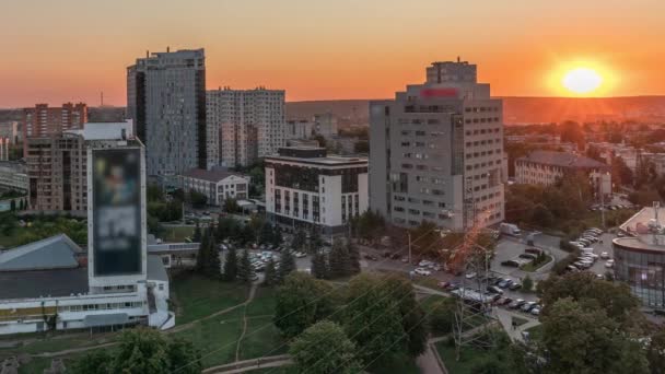 ハリコフ市内のパノラマは 日没の時間経過後の昼から夜への移行 植物園地下鉄駅の近くの住宅地の空中ビュー ウクライナ — ストック動画
