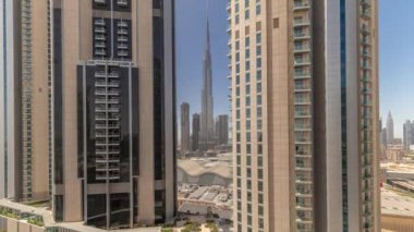 Dubai şehir merkezindeki en uzun gökdelenler alışveriş merkezinin yakınındaki bulvar caddesinde gün boyunca gölgeler hızla ilerlerken. Çatısı bahçeli yürüyüş alanı