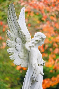Melek heykeli, yakın çekim.