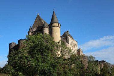 Lüksemburg 'daki Vianden Kalesi' nin gündüz çekimi