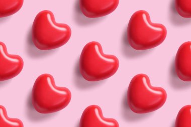 Pembe arka planda kırmızı renkte pürüzsüz bir iz var. Sevgililer Günü geçmişi. Aşk konsepti.