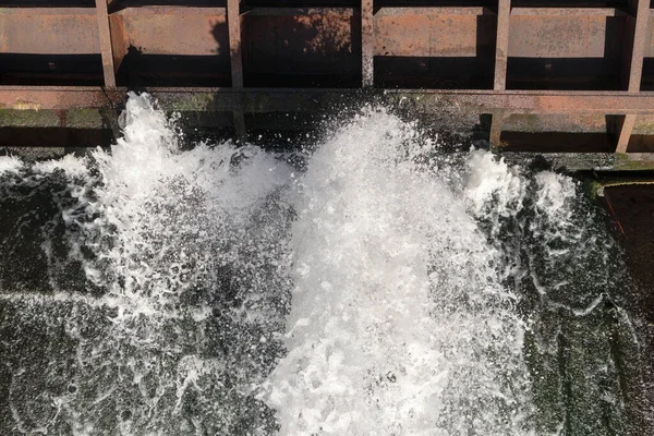 Spillway Van Oude Dam Het Waterpeil Rivier Regelen Top Uitzicht — Stockfoto