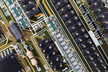 Baskılı devre kartı ve birçok elektronik bileşeni olan yüksek teknoloji geometrik arka plan. PCB 'yi kapatın. Üst görünüm.