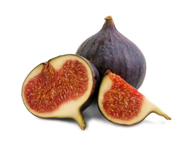 Güzel mavi menekşe olgun incir parçaları beyaz arka planda izole edilmiş bir incir..