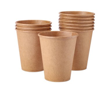 Beyaz arka planda izole edilmiş on adet tek kullanımlık kağıt bardak. Doğal malzemeden çevre dostu tek kullanımlık sofra takımı.