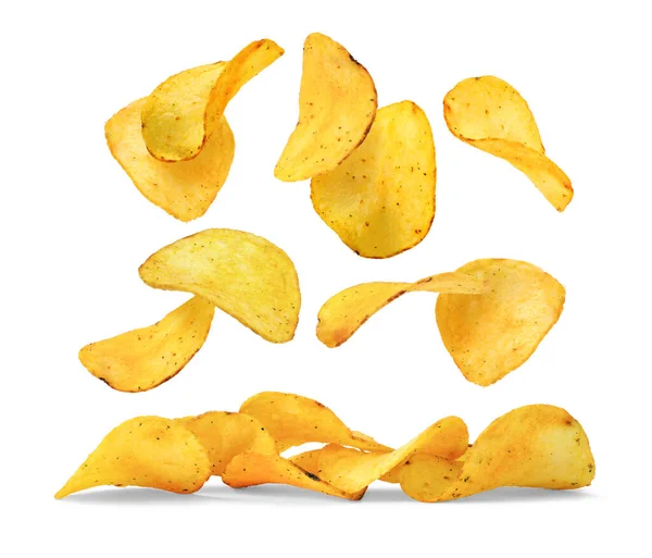 Fliegende Knusprige Kartoffelchips Über Kleinem Haufen Isoliert Auf Weißem Hintergrund — Stockfoto