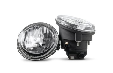 Beyaz arka planda izole edilmiş yeni iki sis farları. Otomotiv parçaları.