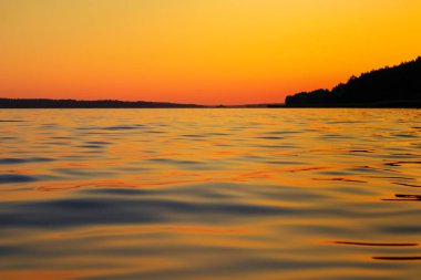 Nehirde gün batımıyla aydınlık bir yaz akşamı.