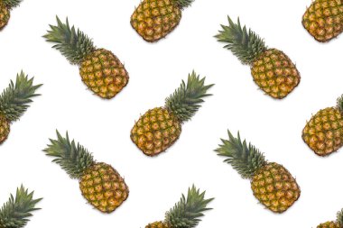 Beyaz arka planda olgun ananaslar olan kusursuz tekrarlayan desen. Tropikal egzotik meyveli gıda arka planı.