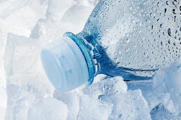 Крупним Планом Пляшка Води Покрита Краплями Кубиках Льоду Білому Тлі — стокове фото