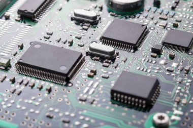 Baskılı devre kartı PCB, çipler ve birçok elektronik bileşene sahip yüksek teknoloji arka planı, seçici odaklanma.
